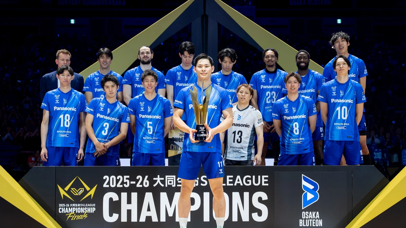 2025–26年間王者の大阪ブルテオンが優勝トロフィーを囲んで整列する