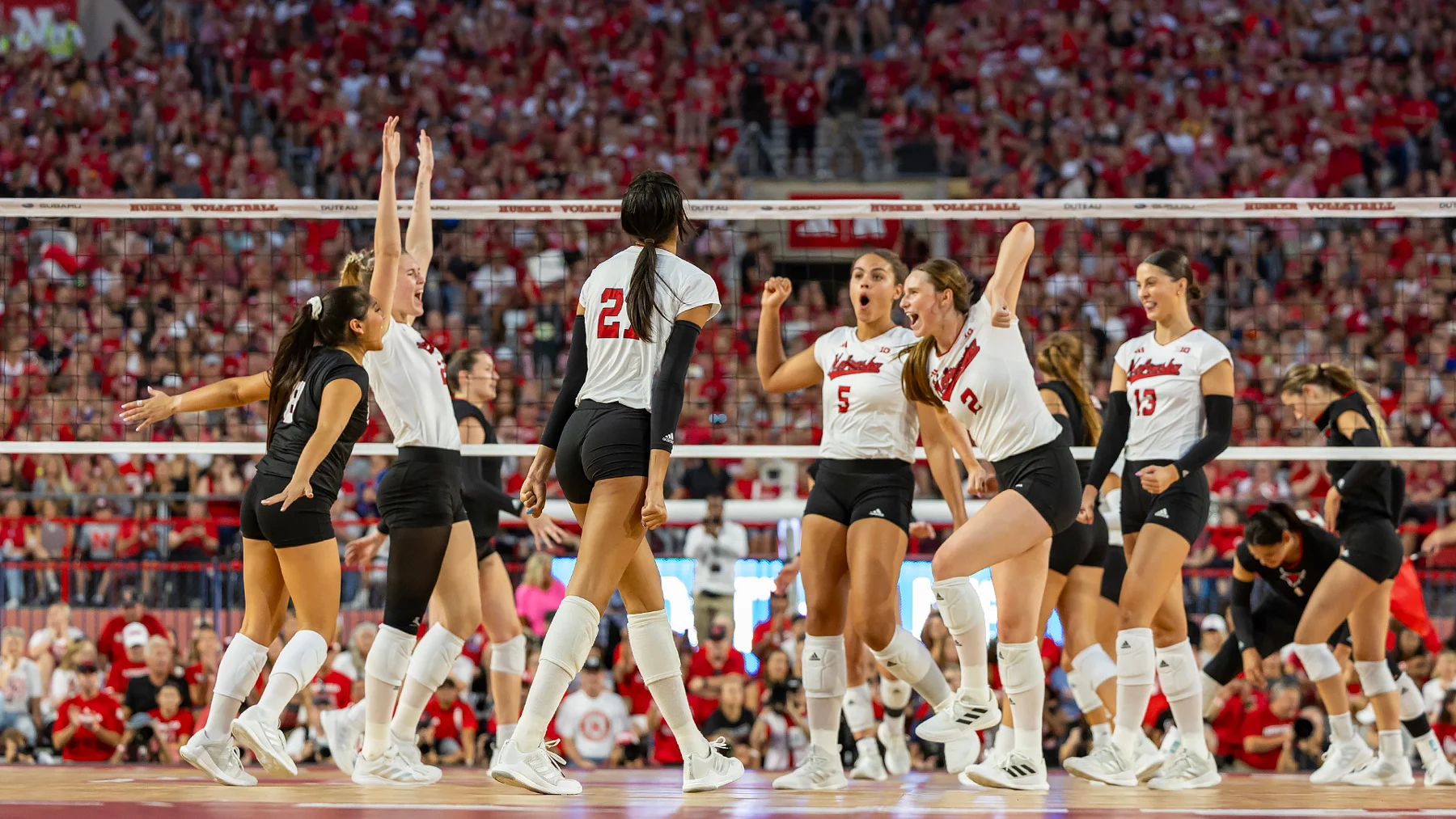 2023年のVolleyball Day in Nebraskaでコート上に集まるネブラスカの選手たち