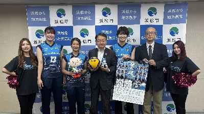 浜松市が公開したブレス浜松の市長表敬時の集合写真